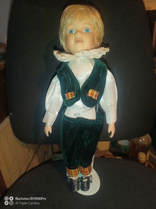 Baiat cu cap de portelan adus din Germany