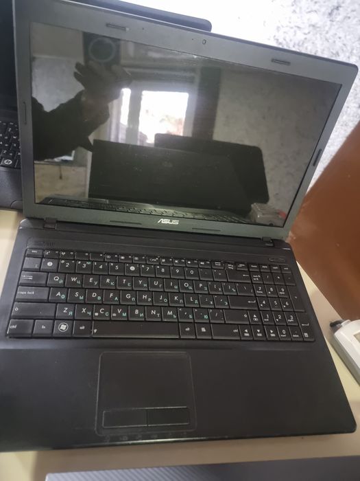 Офисный старый ноутбук.