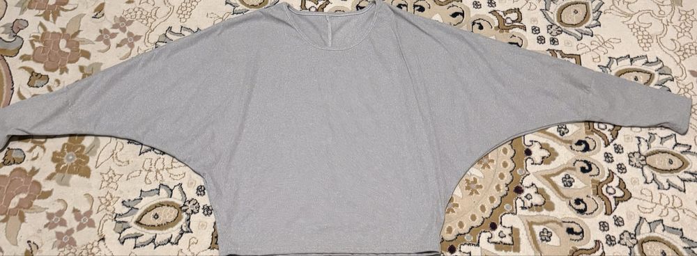 Серая кофта.