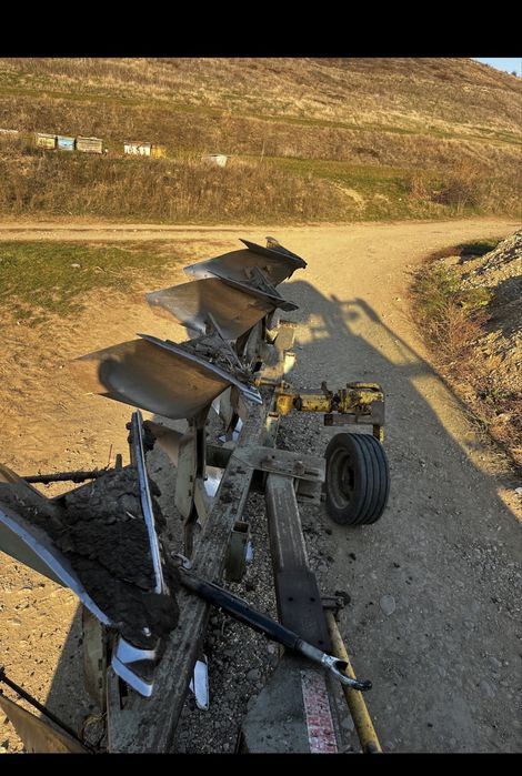 De vanzare plug 4 brazde reversibil