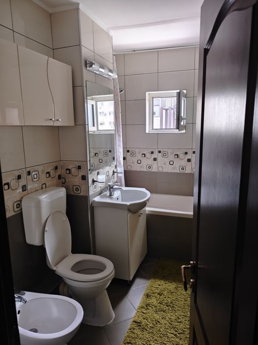 Închiriez apartament 3 camere