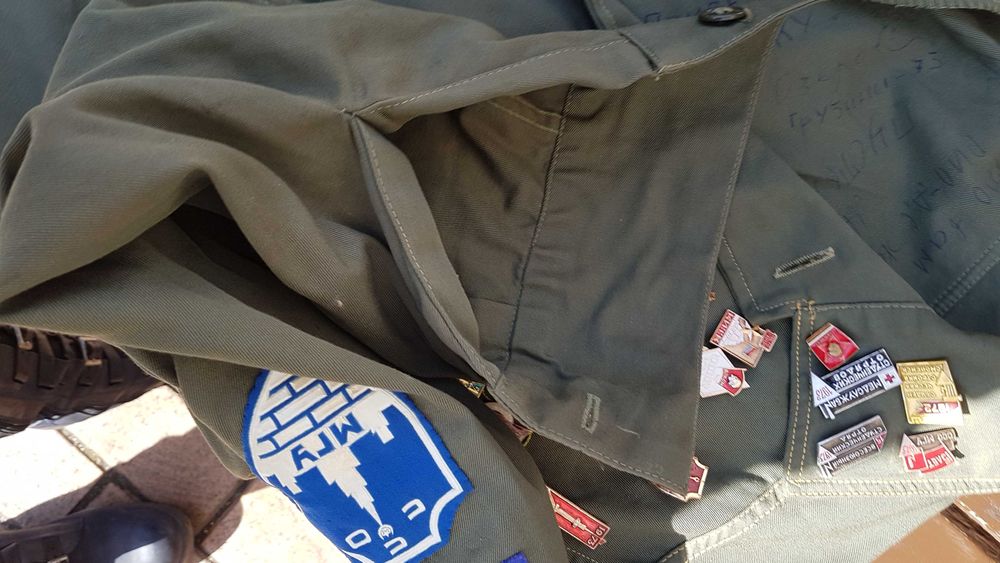 Продавам уникална рубашка  с 24бр. значки.