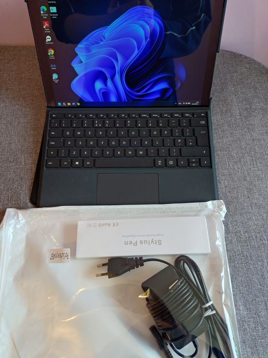 Microsoft Surface Pro 7, i5-1035G4, 8 RAM, 256 SSD, ПУКНАТ, в комплект