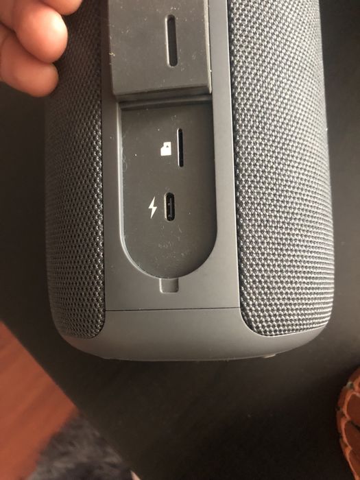 Boxa rezistenta la apa cu bas super