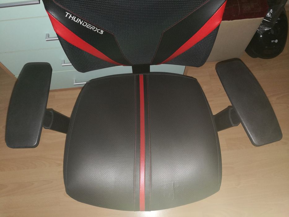 Продавам,
Геймърски стол ThunderX3 YAMA1