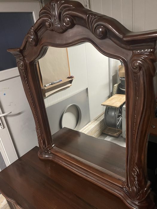 Oglinda cu masuta de machiaj