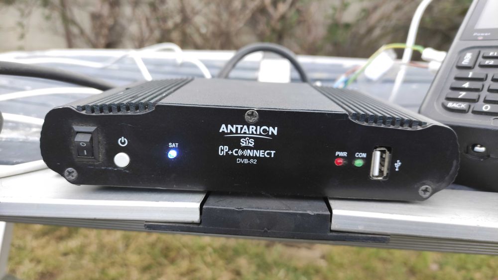 Antena satelit automata marca Antarion.