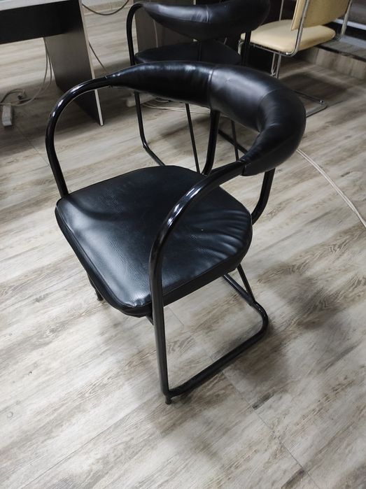 Kampyuter mebel Srochna sotiladi