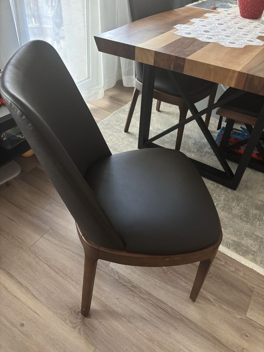 Трапезна маса със столове и пейка обзавеждане за хол