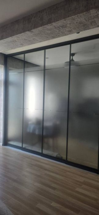 Стеклянная перегородка.