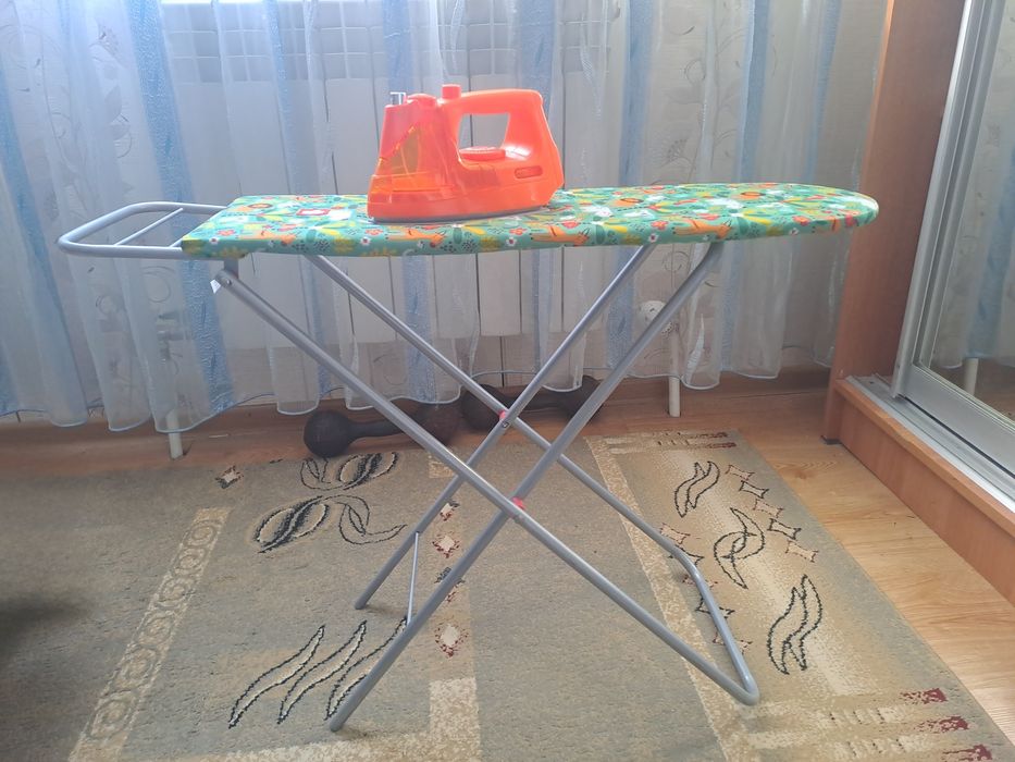 Продам детскую гладильную доску с утюгом