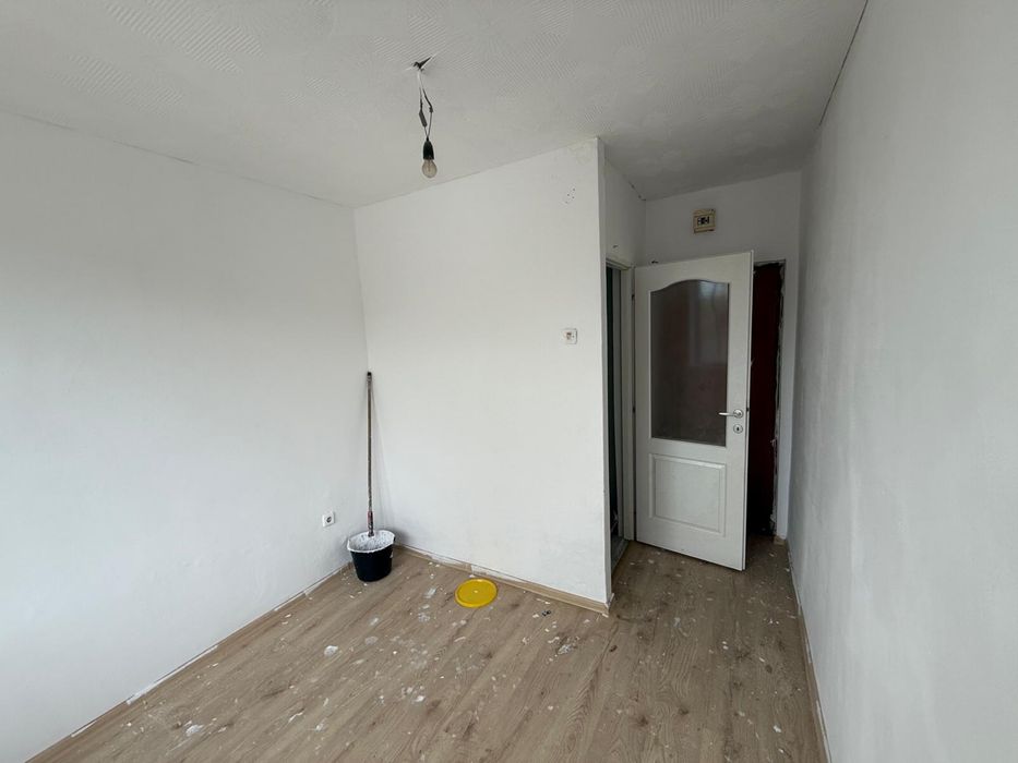 Garsoniera bradet, langa Castel