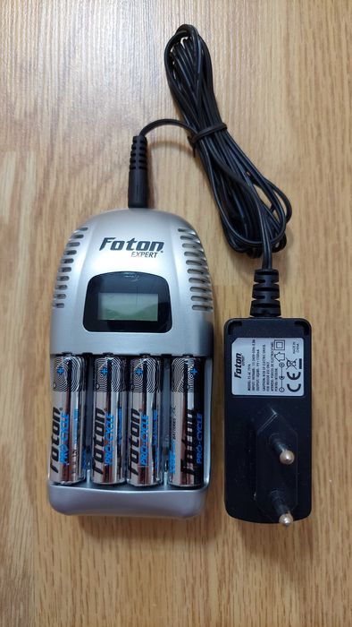 Incarcator Foton Expert model FS 7974 acumulatori reincarcabili