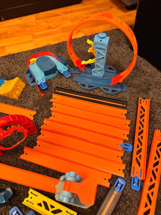 Set mare Hot Wheels – trasee si accesorii pentru constructii