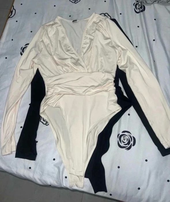 Vând 2 body uri noi