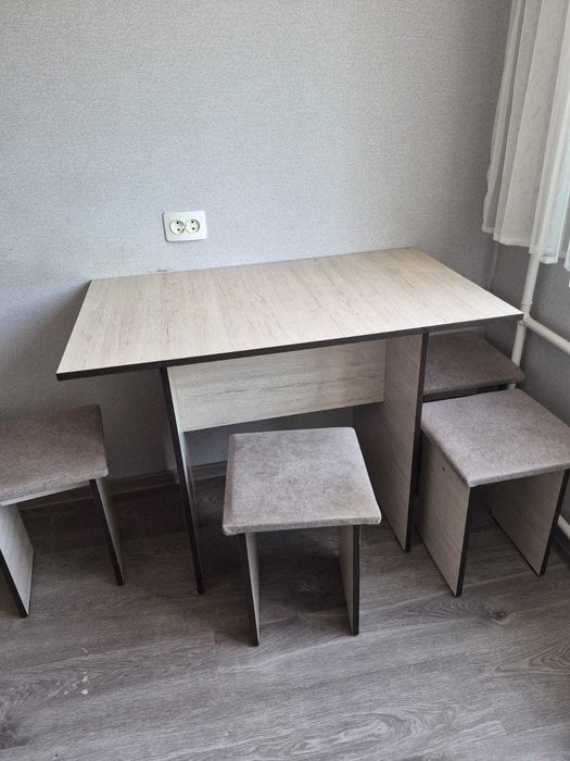 Продам стол кухонный со стульями