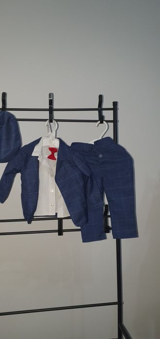 Costum elegant băiețel format din sacou pantaloni cămașă papion bereta