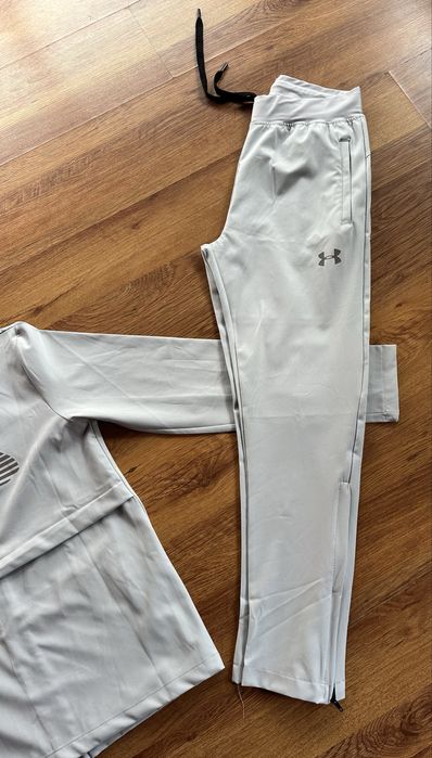 Мъжки,шушлеков екип Under Armour в сиво,с голямо лого на гърба