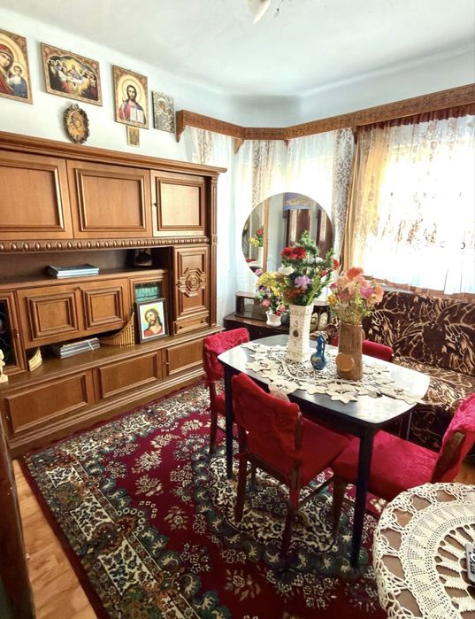 Vând casă cu 5 camere,baie,bucatarie,mobilata complet sau partial.