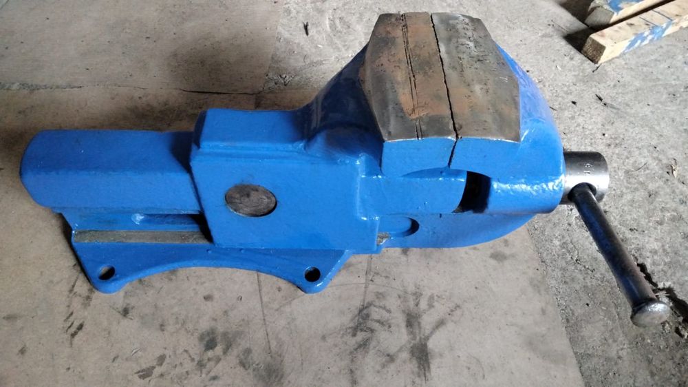 Продам тиски стальные