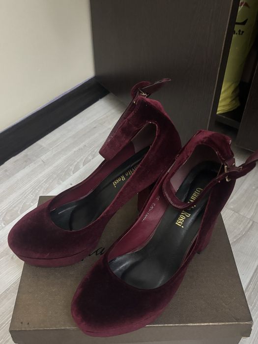 Туфли велюр, в отличном состоянии.