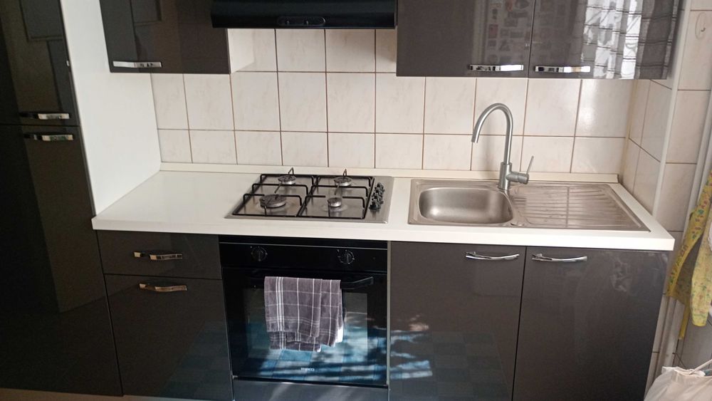 Bucătărie completa cu frigider plită cuptor chiuveta hota