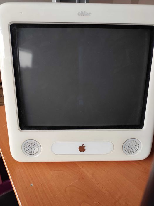 Apple eMac g4 - ретро компютър в идеално състояние