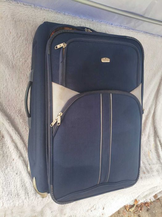 чемодан темно-синий хороший и крепкий