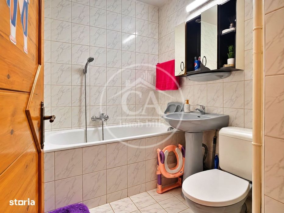 Apartament de vanzare cu 3 camere in zona Nufarul, Oradea