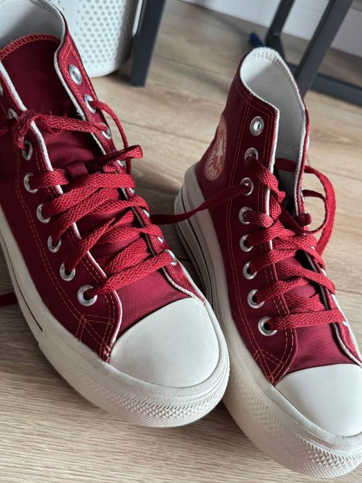 Converse  inalti rosii, platforma