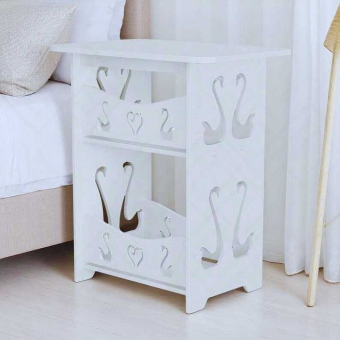 Декоративна бяла масичка с изрязани орнаменти и три нива за съхранение