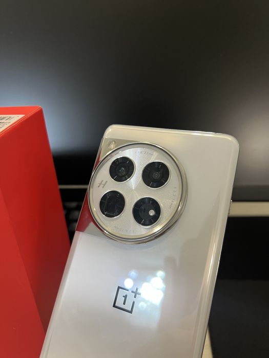 Продам OnePlus 12
