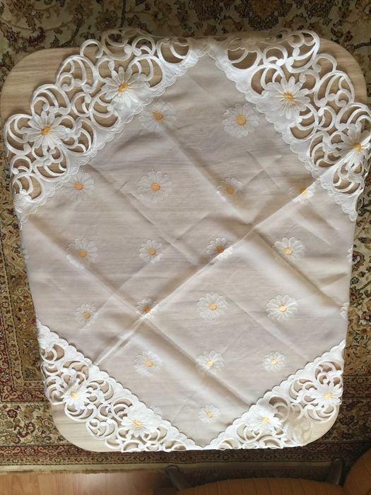 Кружевная скатерть-салфетка 90х90 см, вышитая перфорированная