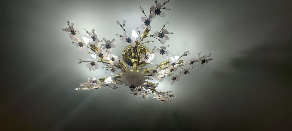 Люстра в зал в форме сакуры ,очень красиво смотриться