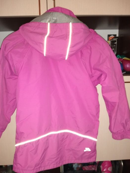 Продавам пролетно-есенно яке за момиче waterproof