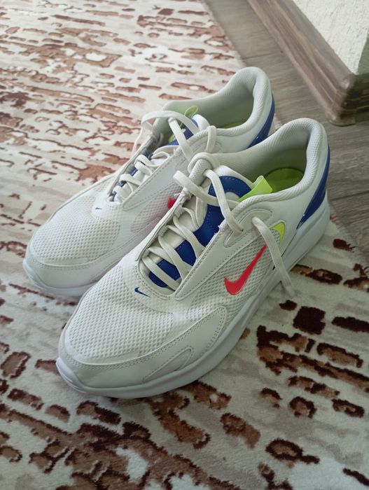 Маратонки Adidas и Nike