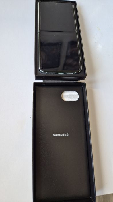 Samsung Z Flip 6. 2300 lei.