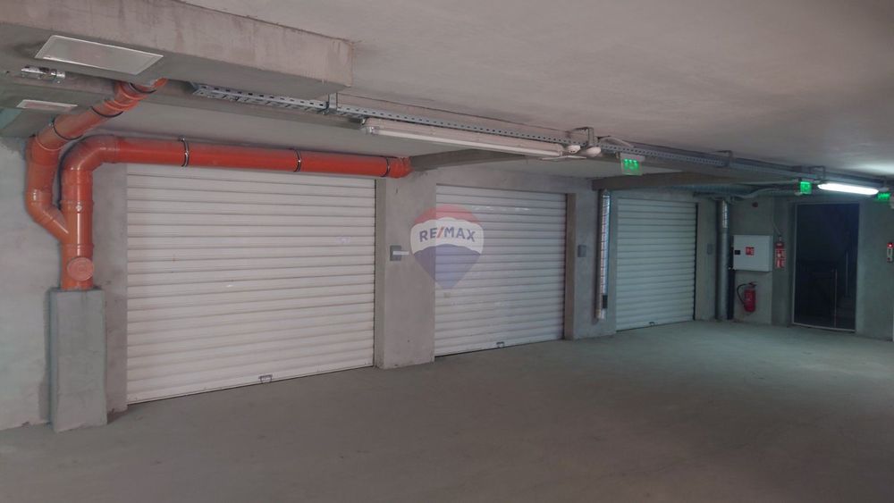 Дава се под наем Гараж / Паркомясто в Варна, Чайка - 2250 кв.м за 102 € - Снимка #2