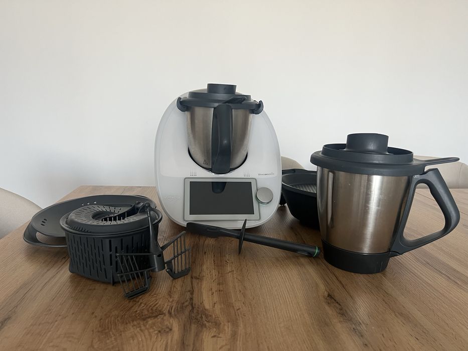 Vând Thermomix 6