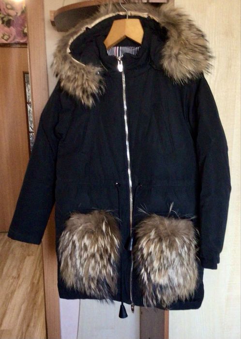 Куртка женская зимняя с мехом енота, размер L, в отличном состоянии.