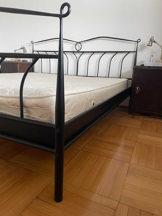 Pat din metal si saltea cu arcuri