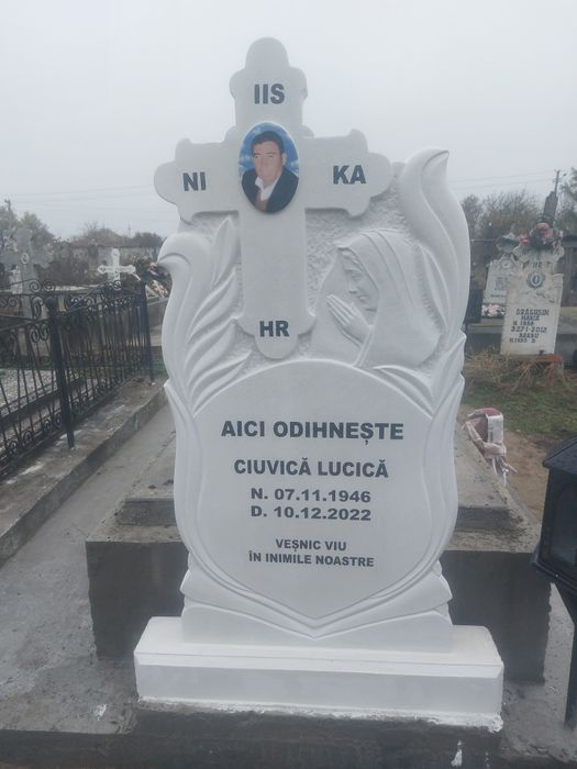 Cruci realizate din praf de marmură, mozaic de marmură, ciment alb.