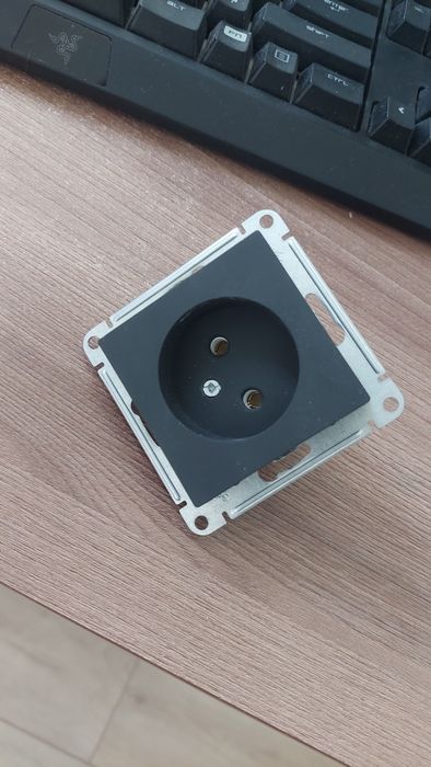 Розетка чёрная шнайдер