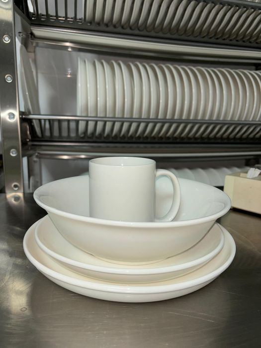 Тарелки, бокалы, соусницы