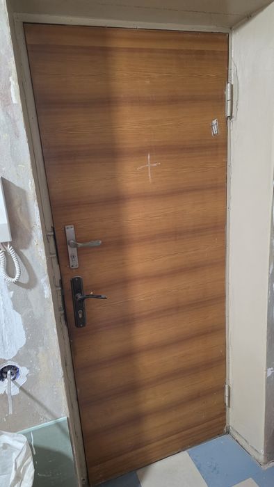 Продам входную деревянную дверь