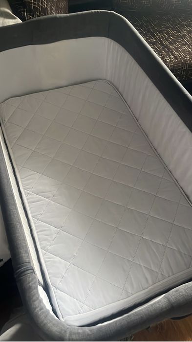Pătuț co-sleeper Chipolino Mommy ’n Me – stare foarte bună, cu saltea inclusă