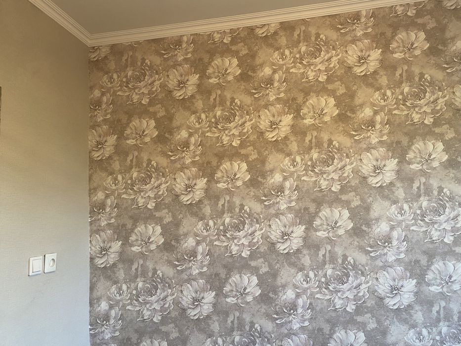 Клеим обой.