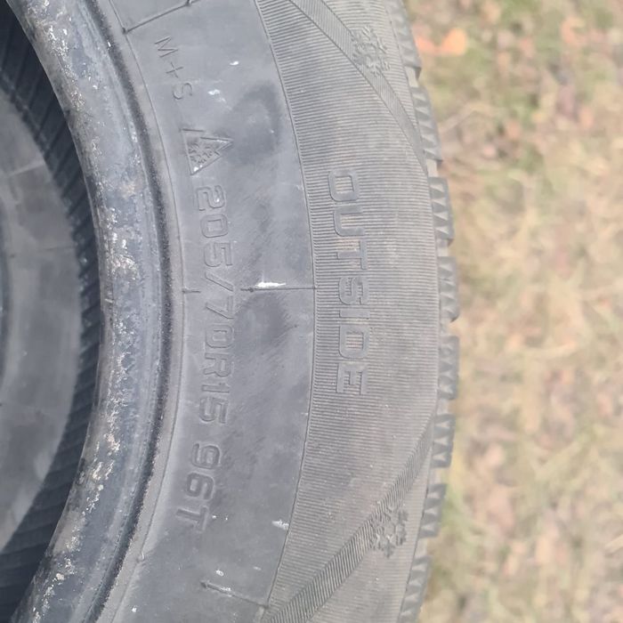 Продам два комплекта  шин