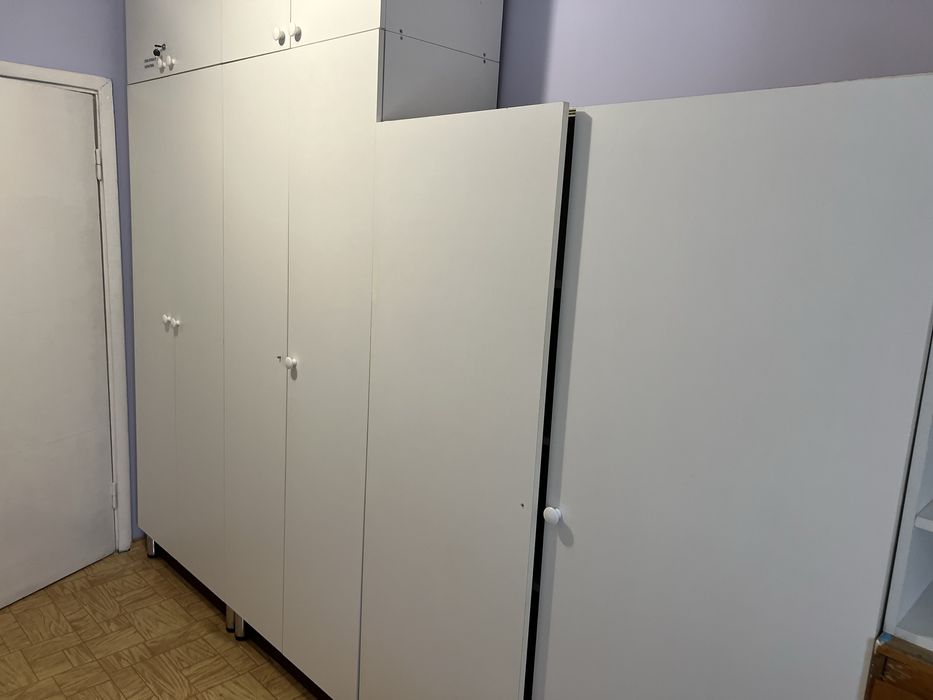 Продам шкафы и полки из аптеки