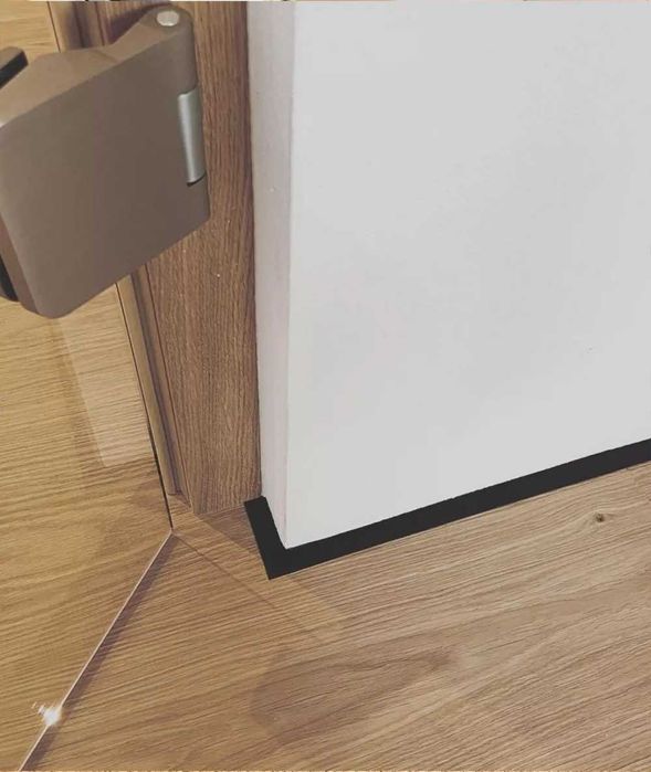 микроплинтус (щелевой плинтус)